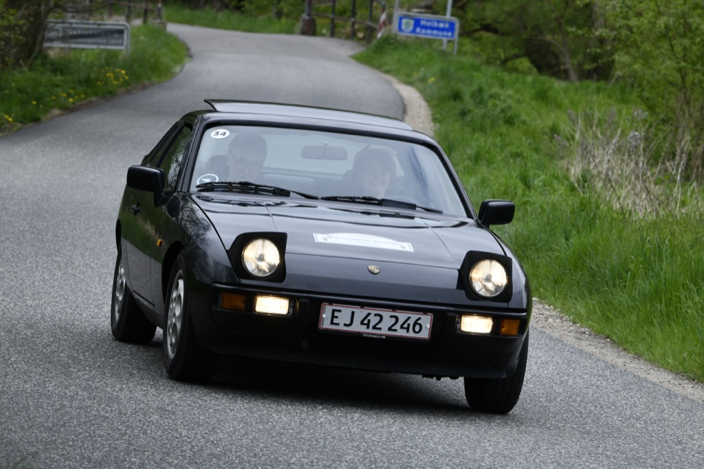 Begynderklassen blev vundet af Ellen Kanstrup Larsen, Odense og Sten Knuthsen, Søborg, som her ses på ruten i deres Porsche 924S.
(Foto: Morten Dam)